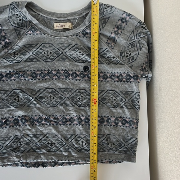 Hollister Slightly Cropped Pullover Sweatshirt - Picture 3 of 5